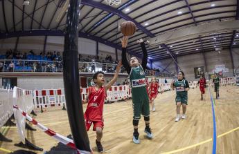 Cerca de 500 niños se dieron cita en el pabellón Carballo Calero para participar en una nueva edición del Pequebasket organizado por las Escola Basket Xiria