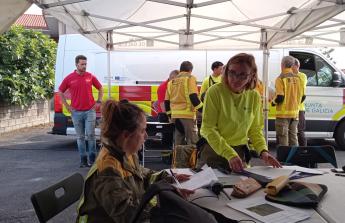 Más de un centenar de personas participaron este jueves en el simulacro de incendio forestal que tuvo lugar en Fisterra con el objetivo de comprobar la coordinación de los servicios implicados con los centros de coordinación de emergencias