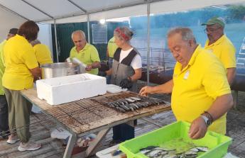 Unos 215 socios y vecinos disfrutaron este sábado de la sardiñada y churrascada organizada por la ACD Fonte da Virxe de Estramil larachesa