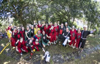 En una calurosa jornada, los más pequeños celebraron su Asaltiño, como preludio al Asalto ao Castelo de Vimianzo