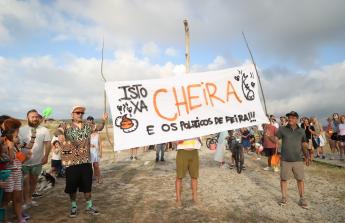 Decenas de personas participan en la protesta para exigir a Medio Ambiente la reapertura del canal que conecta la laguna con el mar