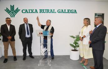Una amplia representación de la sociedad carballesa participó esta tarde en la inauguración