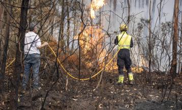 Luchando contra el fuego el pasado agosto en Ponteceso