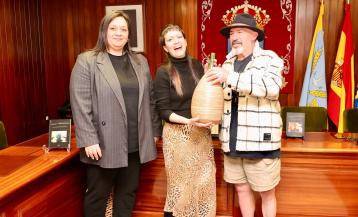 La ganadora del certamen, en el centro, durante la entrega del premio