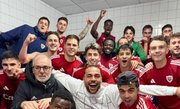 La plantilla celebrando el triunfo en el vestuario