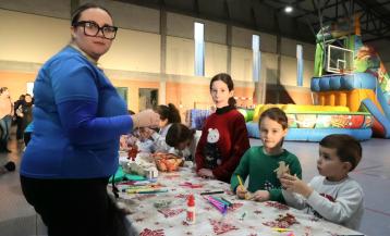 Las actividades organizadas en Malpica incluyeron manualidades, comida e hinchables