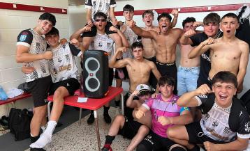 El Outes juvenil celebrando su pase a la final