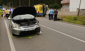 El coche implicado quedó parado en su carril y la moto se salió por el margen contrario y acabó fuera de la calzada