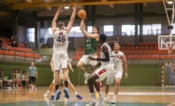 En la penúltima jornada de la fase de grupos los carballeses derrotaron al Obradoiro de Ames por 89-64
