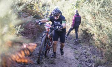 Uno de los participantes en la BTT, este domingo en A Laracha