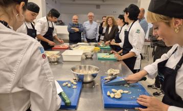 Visita del alcalde de Carballo, Evencio Ferrero, al curso de