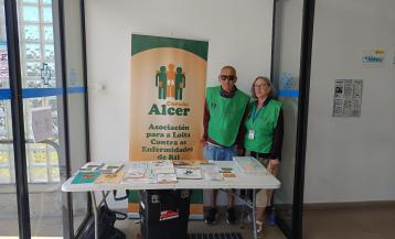Mesa informativa de Alcer ayer en Carballo