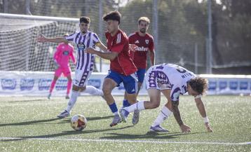 Marru, que ante el Valladolid marcó su quinto gol con el Bergantiños, llevándose un balón