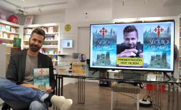 Rodrigo Costoya presentando su último libro