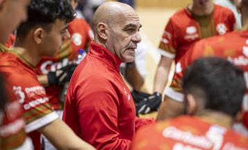 Ramón Canalda dando instrucciones a sus jugadores