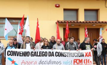 La concentración se llevó a cabo ante la sede de la empresa del presidente de la Federación Galega da Construcción | mar