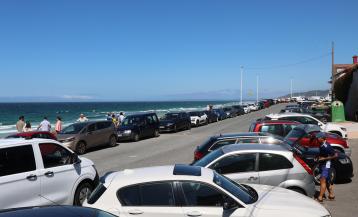 Coches aparcados en la zona de A Cabreira, Razo,  este verano