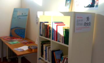 Estantería con los ejemplares en la escuela de Quintáns, en Muxía