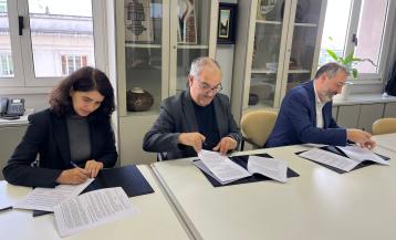 Firma del convenio entre la Diputación y la COAG para el concurso de ideas del auditorio de la playa de Balarés
