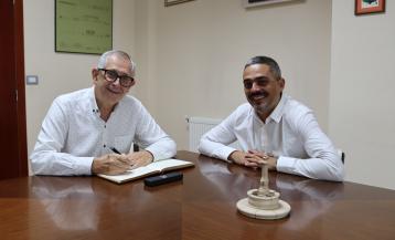 Evencio Ferrero firma el libro de honor del Concello acompañado de su sucesor, Daniel Pérez