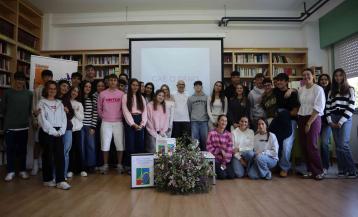 Ricardo Vigueret con alumnado del instituto durante la presentación del libro