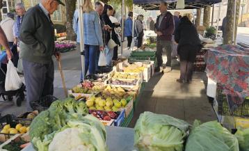 Uno de los puestos de verduras en la feria de Carballo este jueves