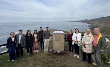 Los asistentes al acto tras descubrir el monolito conmemorativo