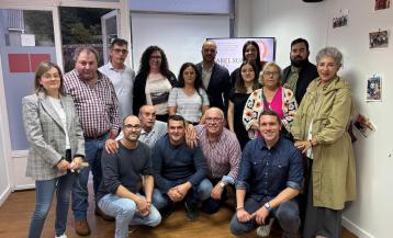 Representantes socialistas y amigos de la homenajeada posando tras el acto