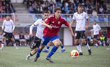Pablo Rubal, centrocampista del Bergantiños, en una acción del partido
