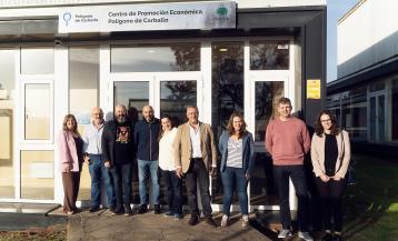 Los participantes en el programa posando en una rotonda del parque empresariada