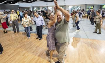 Sesión de baile el domingo en el mercado de Carballo