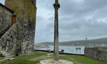 Vista del campanario y del cruceiro