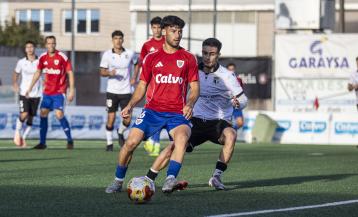 Marru, máximo goleador del Bergan con seis tantos, se prepara para dar un pase ante el Burgos Promesas