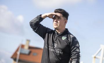 Christian Gómez dando indicaciones en un partido de liga