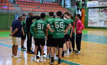 Los jugadores del Calvo Xiria recibiendo indicaciones de su ténico, Adrián Dubra,durante un tiempo muerto|