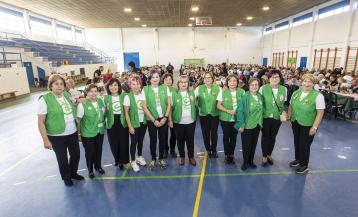 La junta local de la AECC de Coristanco en la comida anual que reunió a cerca de 400 personas en el polideportivo municipal