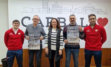 El exalcalde de Carballo, Evencio Ferrero (2º i.) y su sucesor,  Daniel Pérez (4º), junto a representantes de Lubiáns durante la presentación de un evento del club