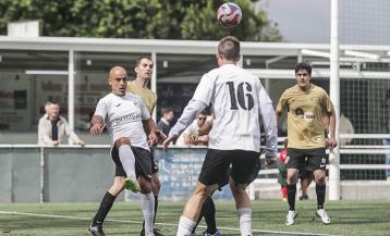 Un partido de la competición de veteranos de A Costa