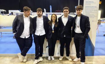 Los alumnos participantes de Ponteceso, por la izquierda, Aaron, Alberto, Helena, Brais y Guillermo