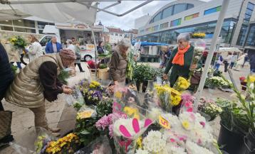Las flores fueron las grandes protagonistas de la feria de Carballo este jueves