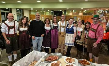 Participantes en el Oktoberfest, con el alcalde de Carballo