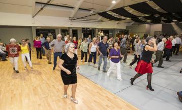 Asistentes al baile este domingo en el mercado de Carballo