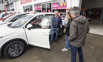 Unos clientes examinan un vehículo este sábado en Baio