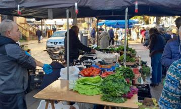 Un puesto en el mercado de Carballo este domingo