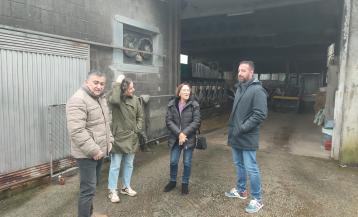 El alcalde, Juan José Blanco Riveiro (d.) junto a parlamentarios del BNG visitando hace unos días una explotación ganadera de Mazaricos