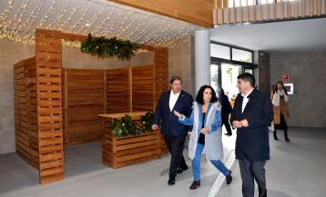 Margot Lamela, junto a Blanco y Abalde, en el mercado ceense | cedida