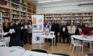 La autora con los asistentes al Club de Lectura