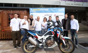 Fran Gómez Pallas y sus compañeros de equipo posando junto al alcalde de Carballo, Daniel Pérez, y al edil de Deportes, Daniel Barreiro