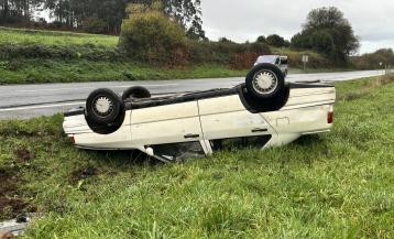 El accidente de Buño, donde el coche quedó dado la vuelta | lrm