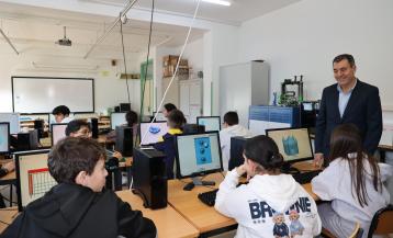 Román Rodríguez en su visita al IES de Baio este viernes